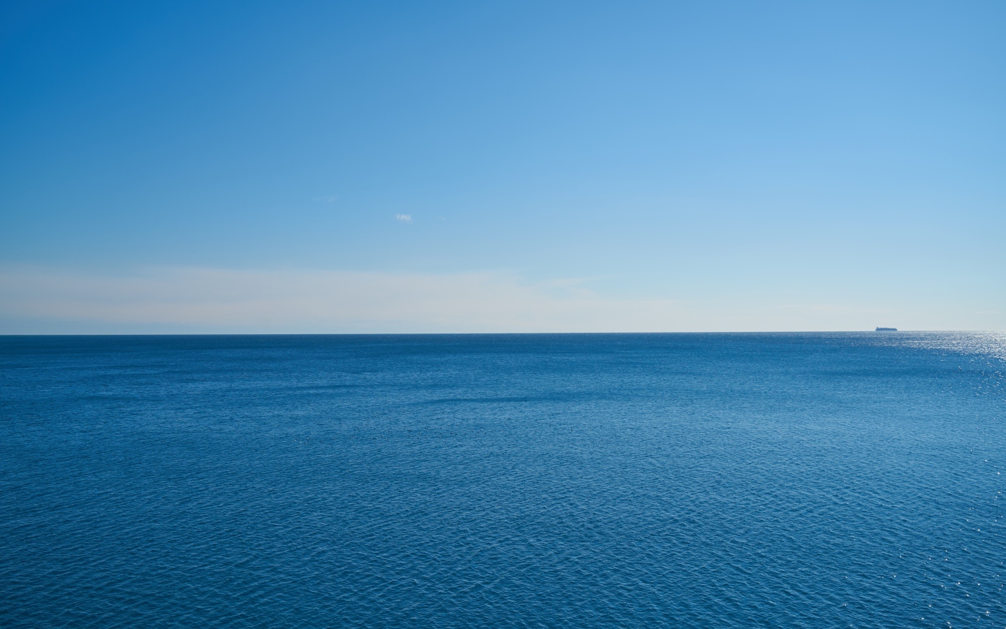 Спокойная морская вода на фоне голубого неба 