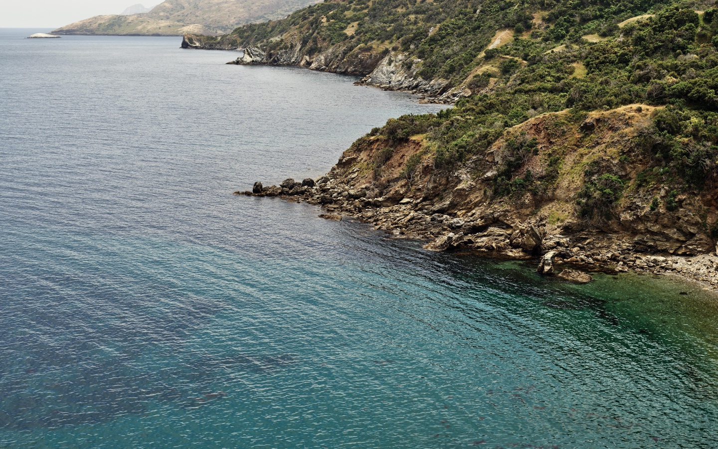 Голубая морская вода у скалистых берегов