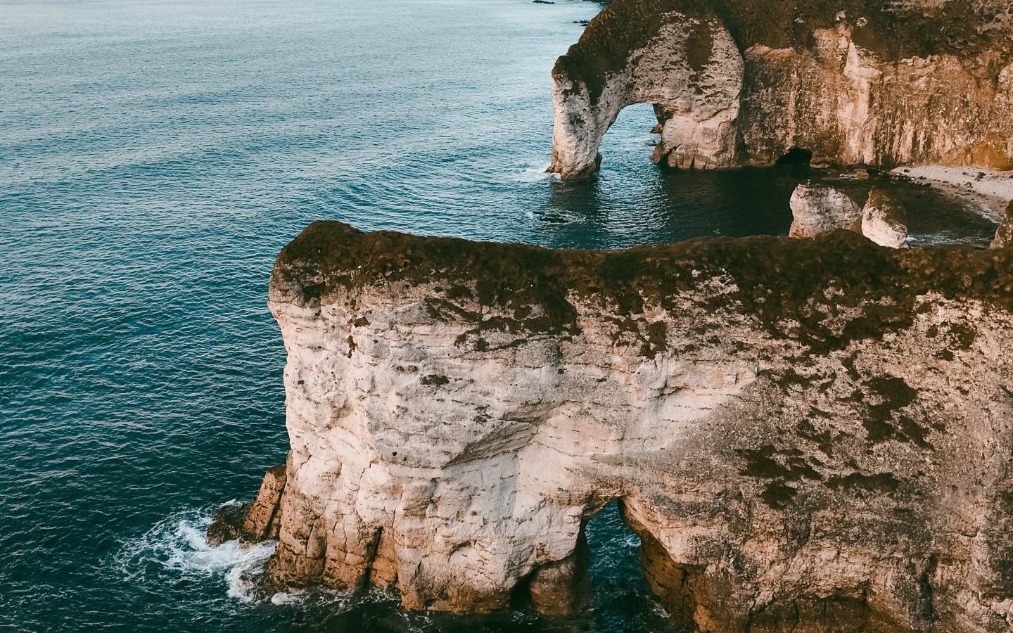 Каменные утесы с арками в океане 