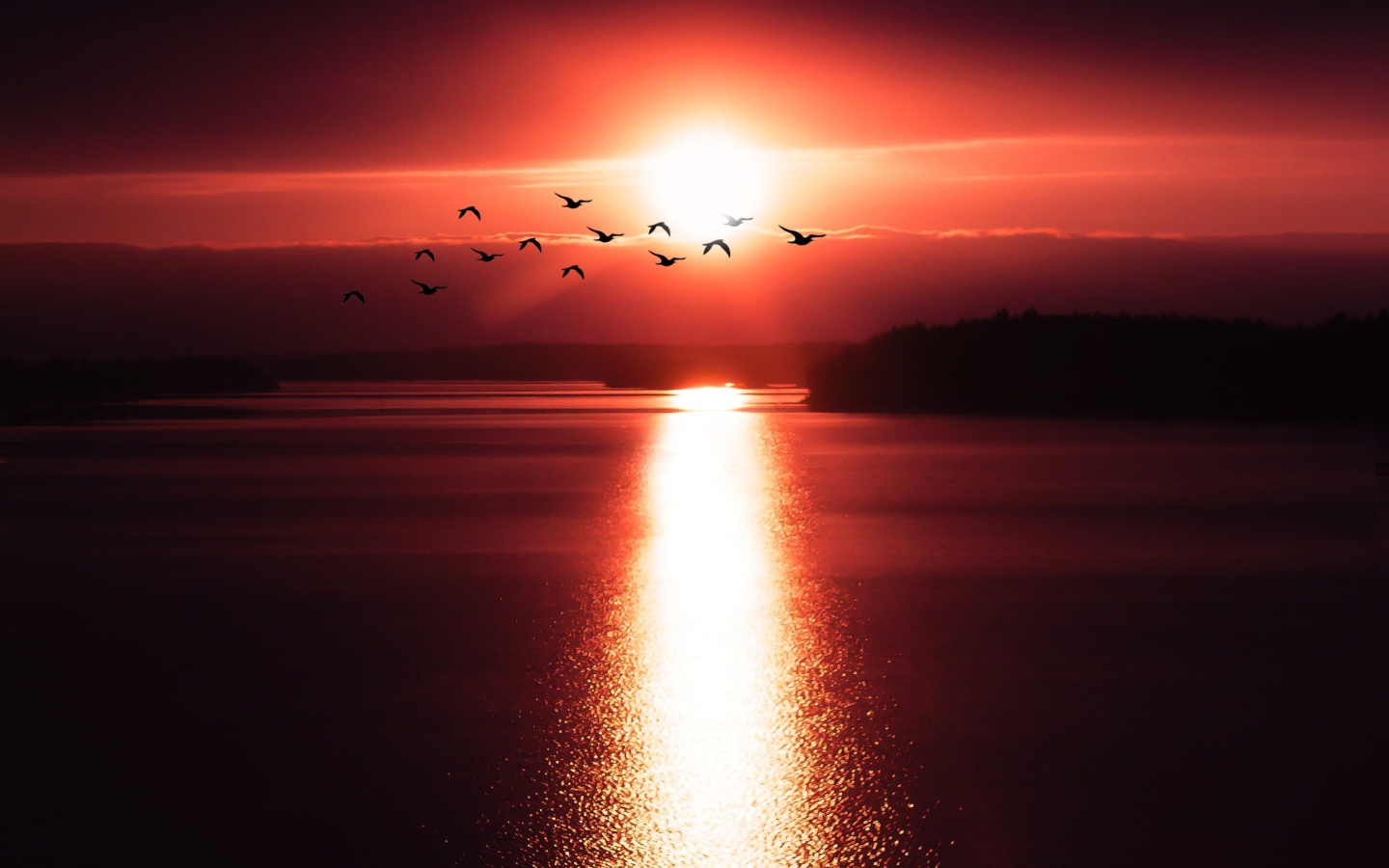 Солнце на закате оставляет дорожку на воде