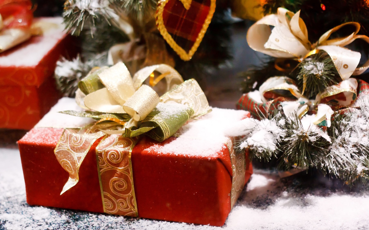 Подарки покрытые снегом на Новый год 2020 