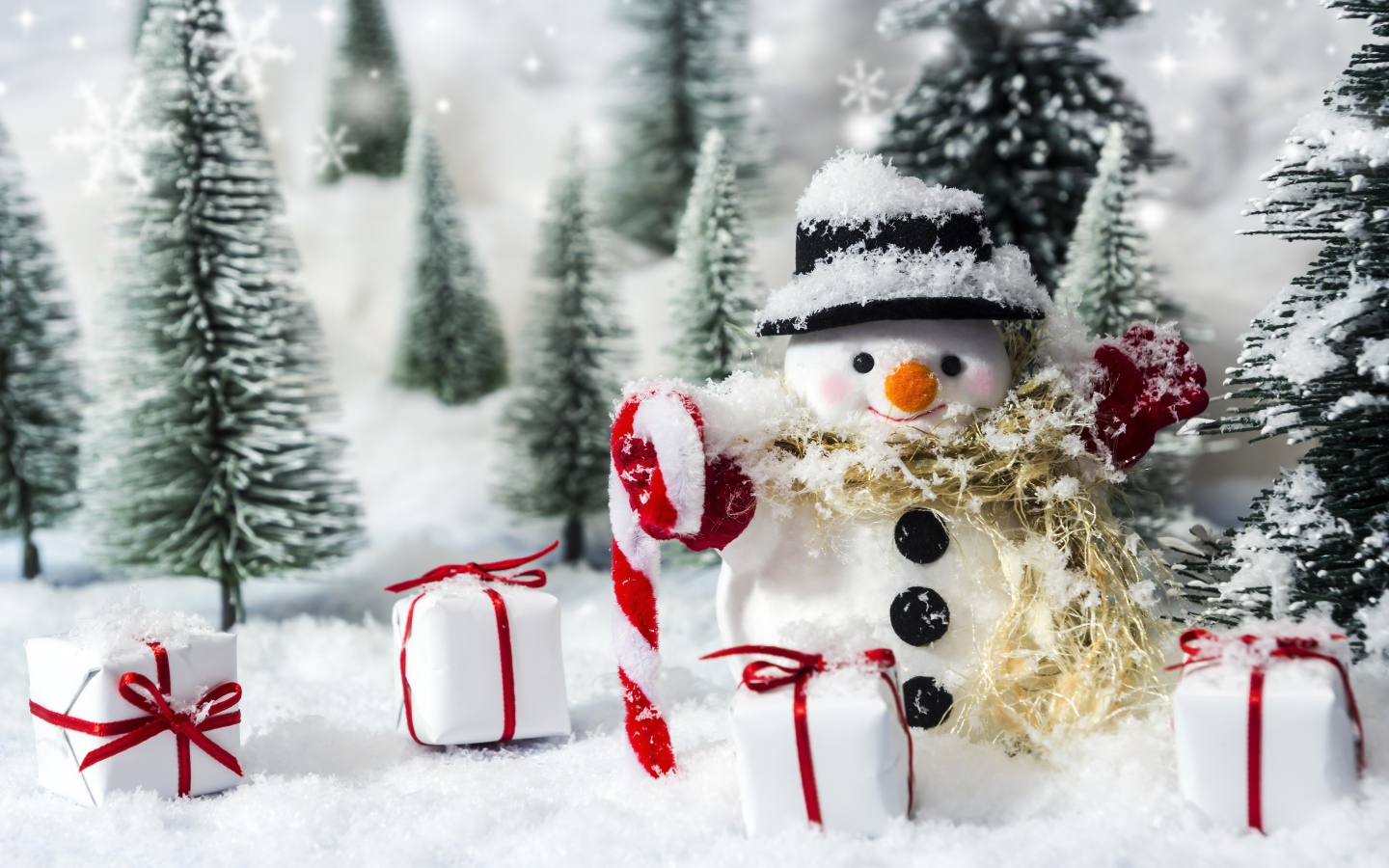 Снеговик с подарками и елками на снегу