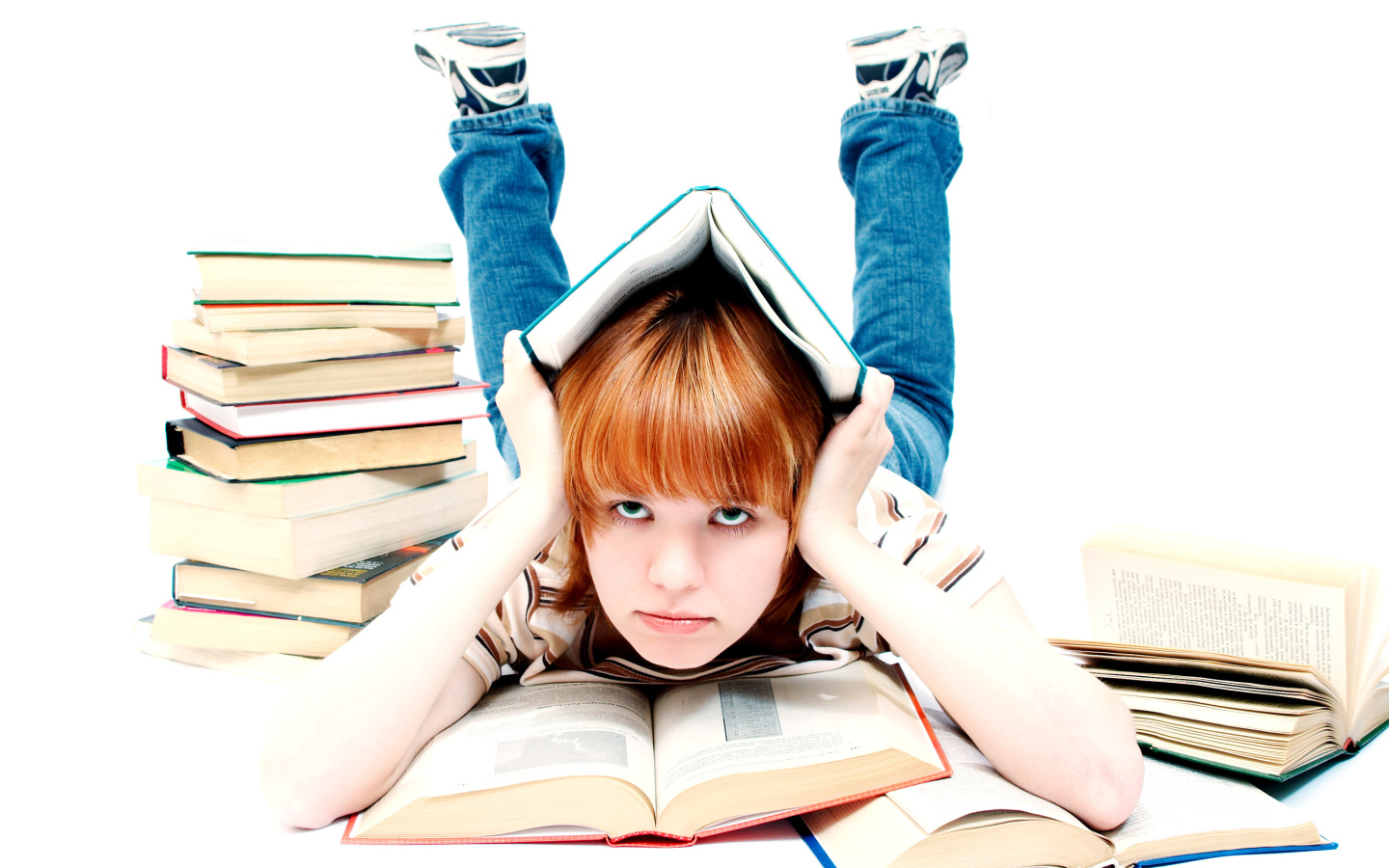 Девочка школьница с книгами на белом фоне