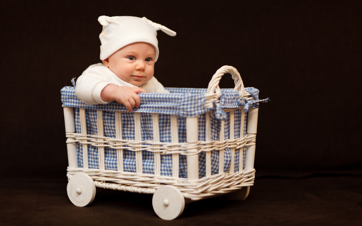 Маленький ребенок в кроватке на колесах 