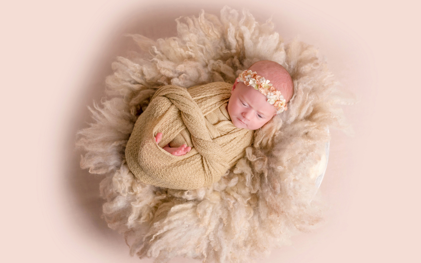 Маленький грудной ребенок завернутый  в покрывало 