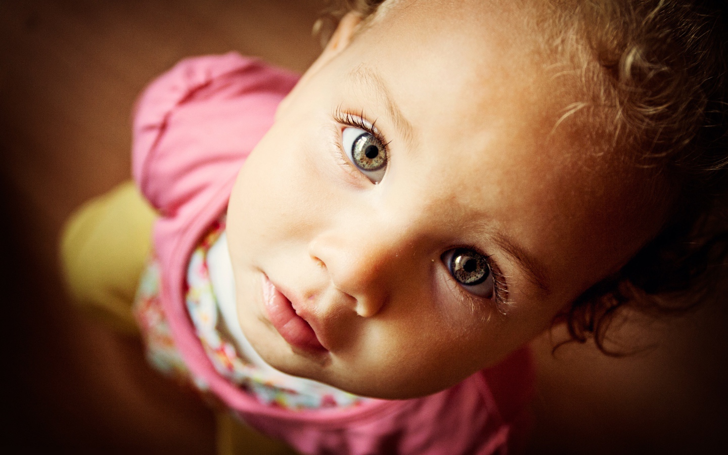 Маленькая девочка крупным планом смотрит вверх 