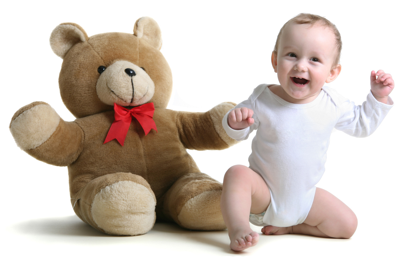 Улыбающийся малыш в большим игрушечным медведем