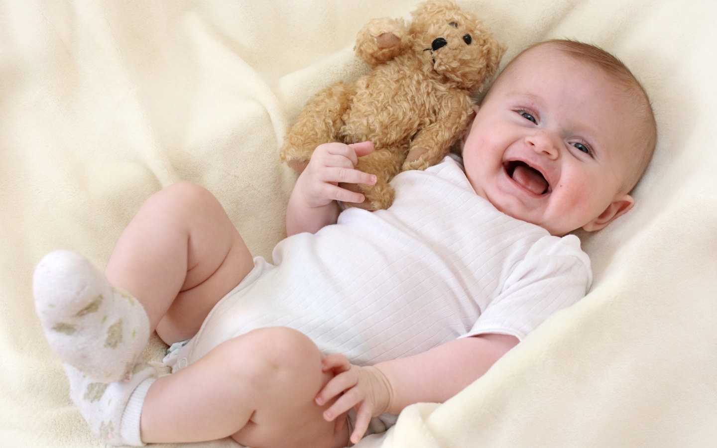 Улыбающийся малыш с медвежонком Тедди 