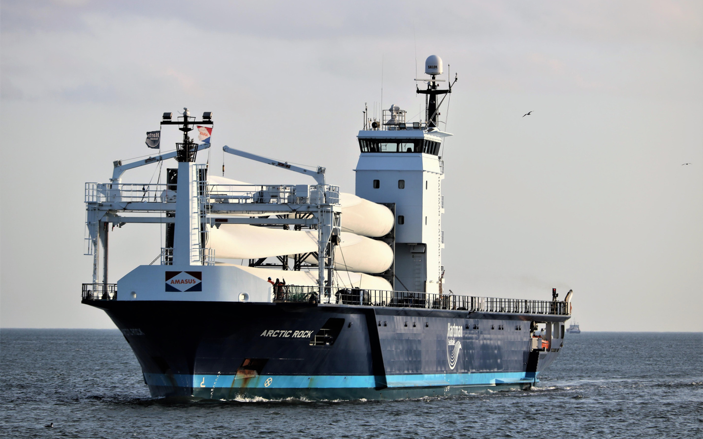 Корабль ARCTIC ROCK в море на фоне неба