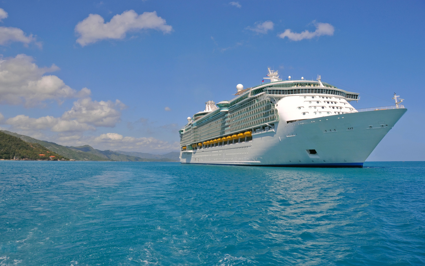 Белый круизный лайнер в голубой воде