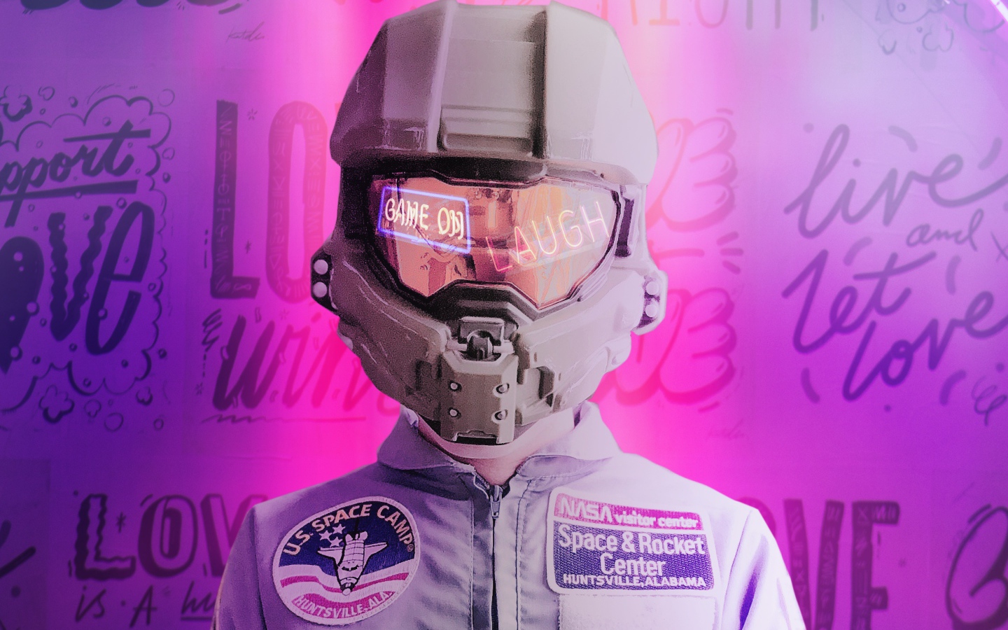 Астронавт NASA в костюме и шлеме