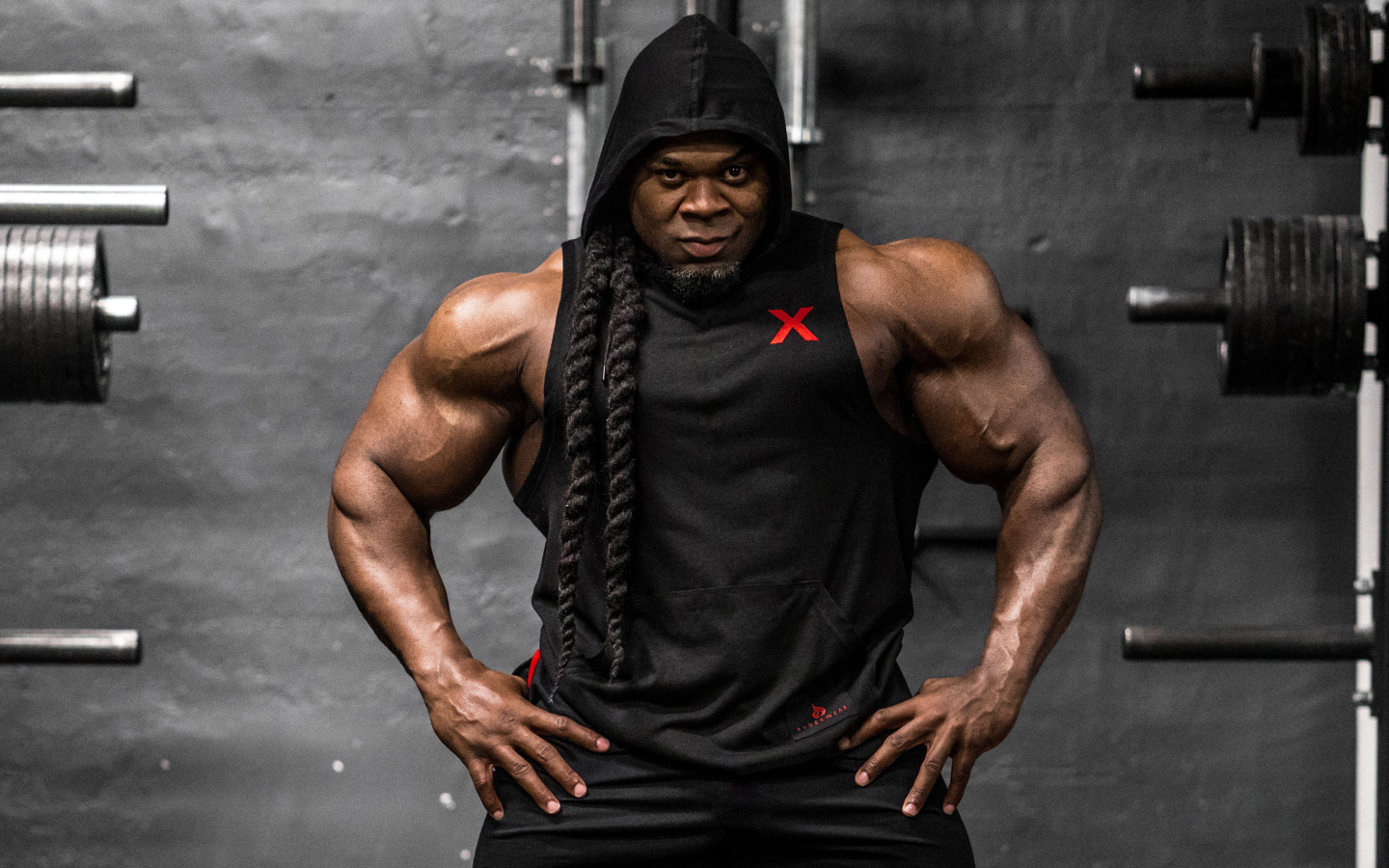 Профессиональный культурист Кай Грин в спортзале