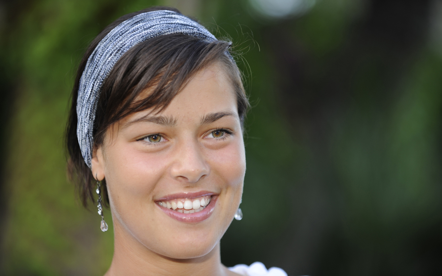 Улыбающаяся девушка, сербская теннисистка Ана Иванович