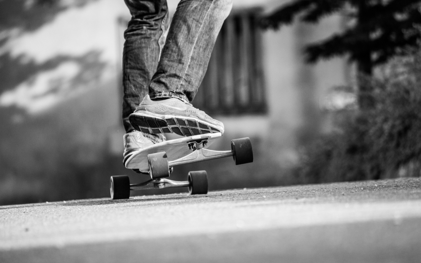 Парень катается на скейтборде по асфальту