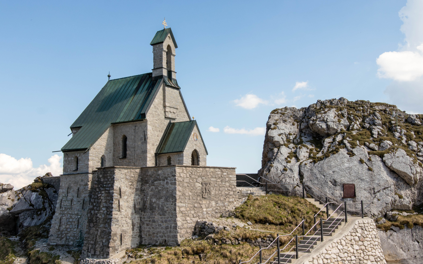 Старая церковь на скале под голубым небом