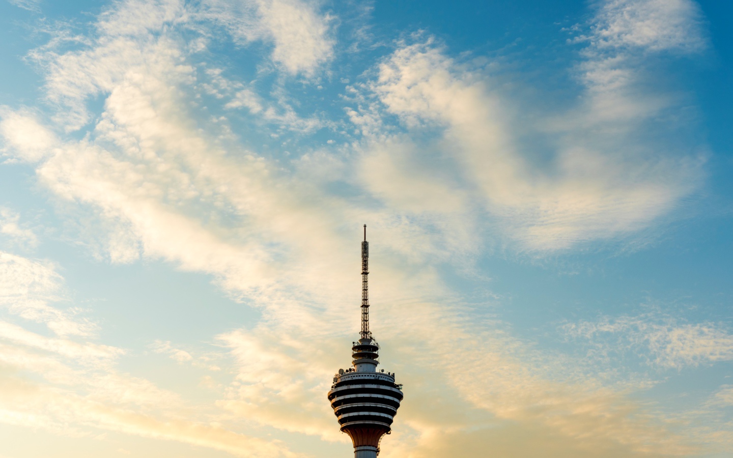 Телебашня Менара Куала-Лумпур на фоне неба, Малайзия