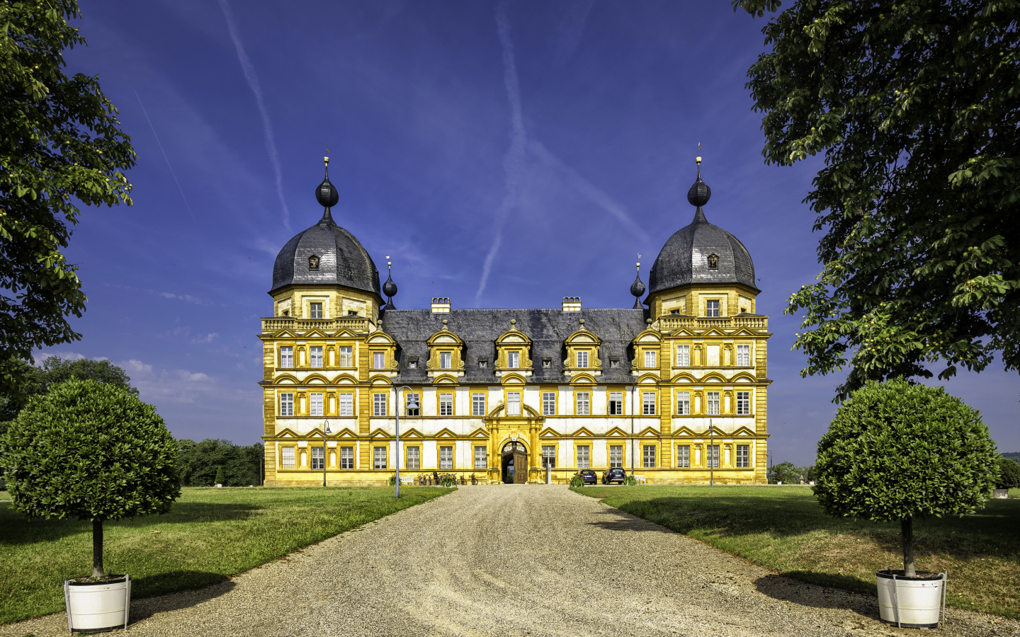 Замок Schloss Seehof под красивым голубым небом, Германия