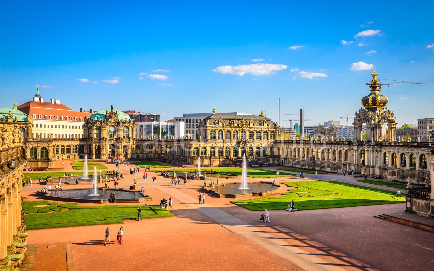 Вид на дворцово парковый комплекс Цвингер под голубым небом, Дрезден. Германия