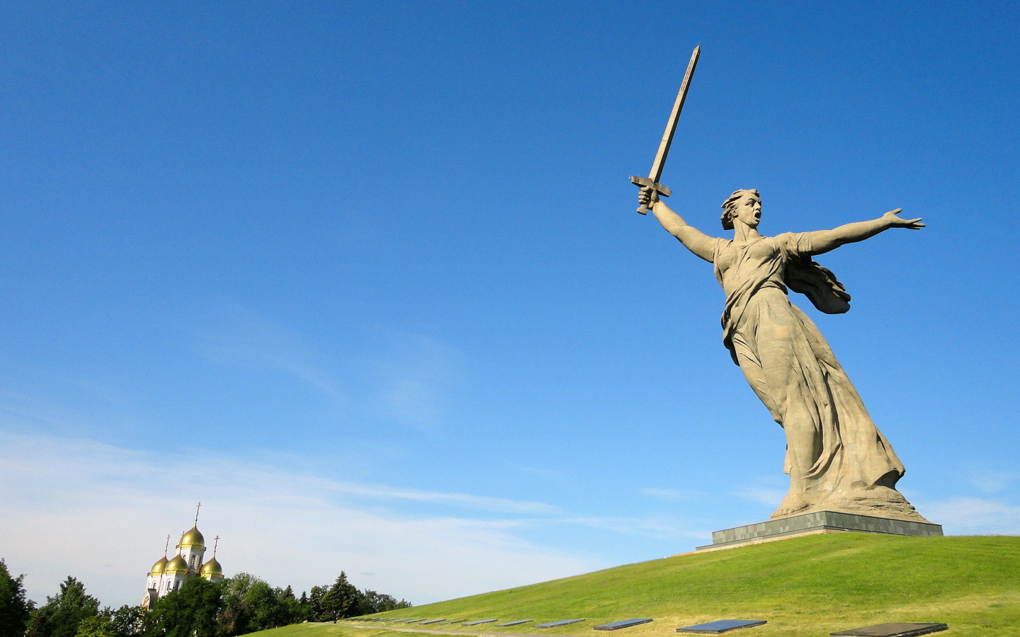 Памятник Родина мать под голубым небом, Мамаев курган, Волгоград. Россия