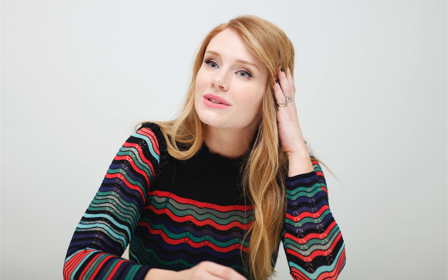 Актриса Брайс Даллас Ховард на сером фоне