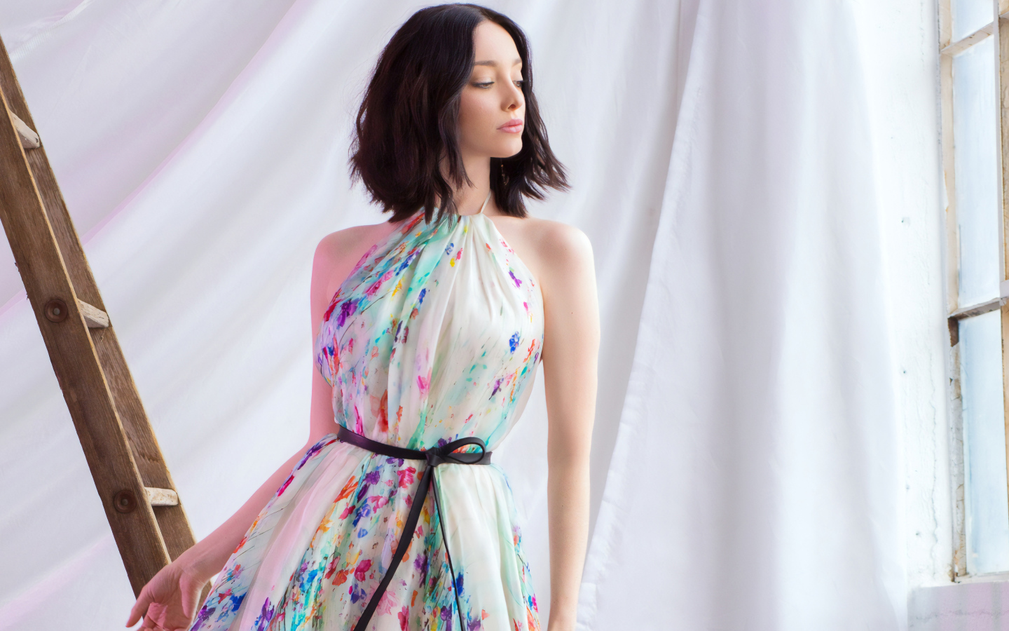 Актриса Эмма Дюмон в красивом платье у окна