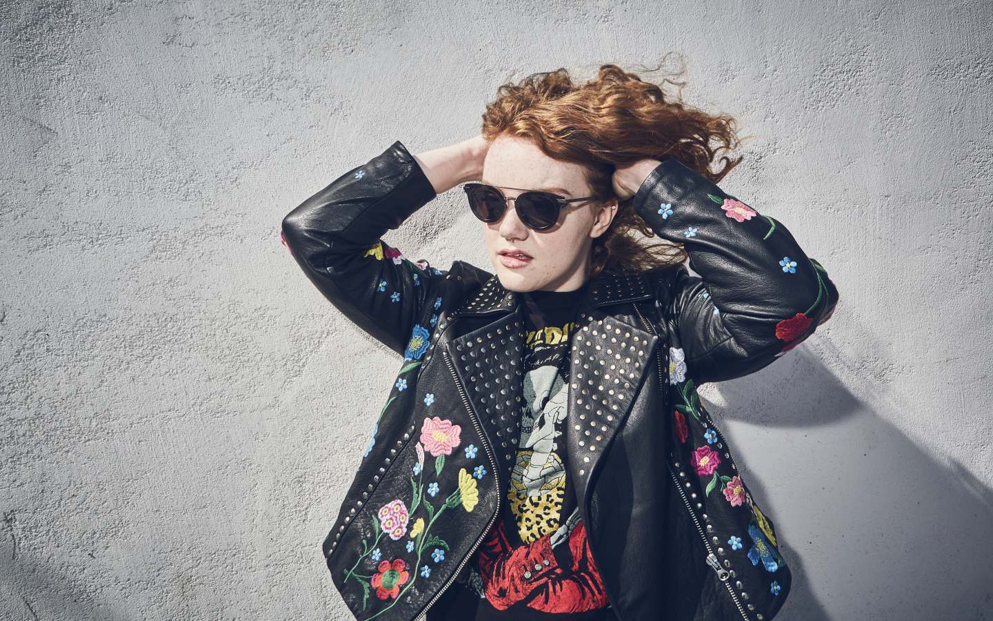 Актриса Шеннон Пёрсер в кожаной куртке у стены