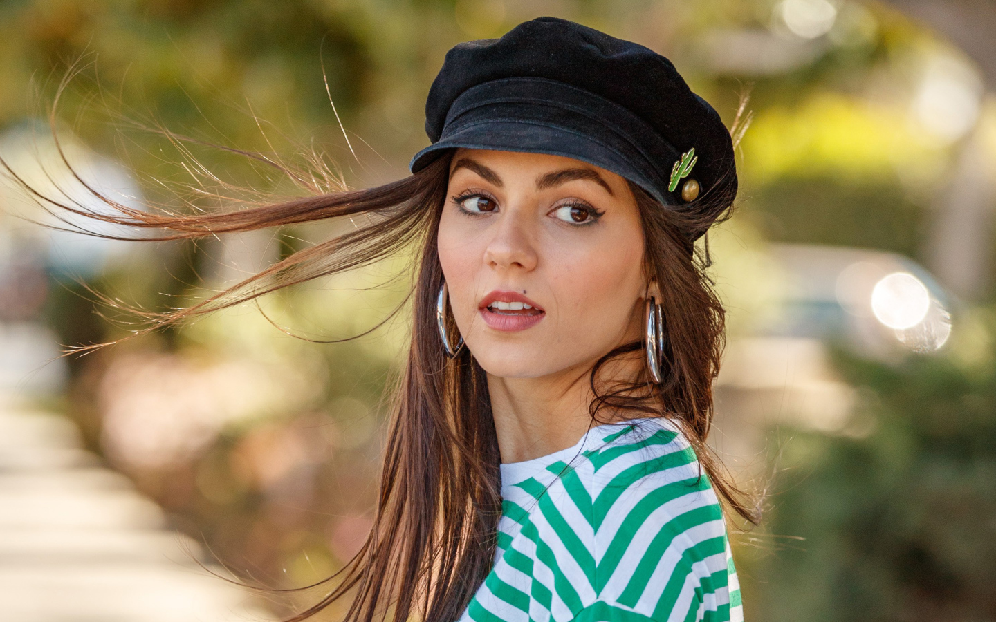 Актриса Виктория Джастис в черной кепке