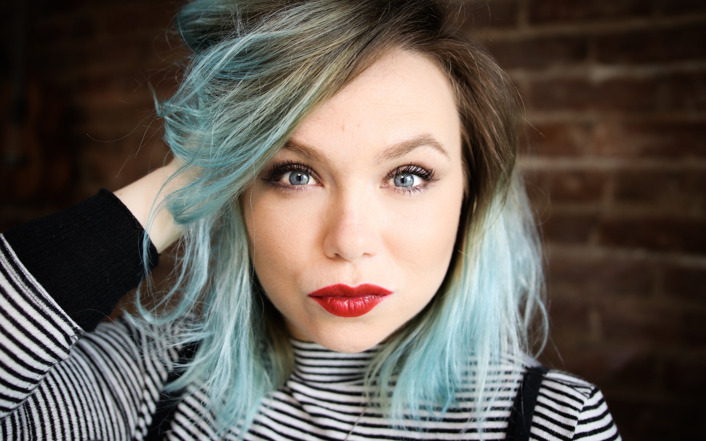 Американская актриса Аманда Фуллер с голубыми волосами