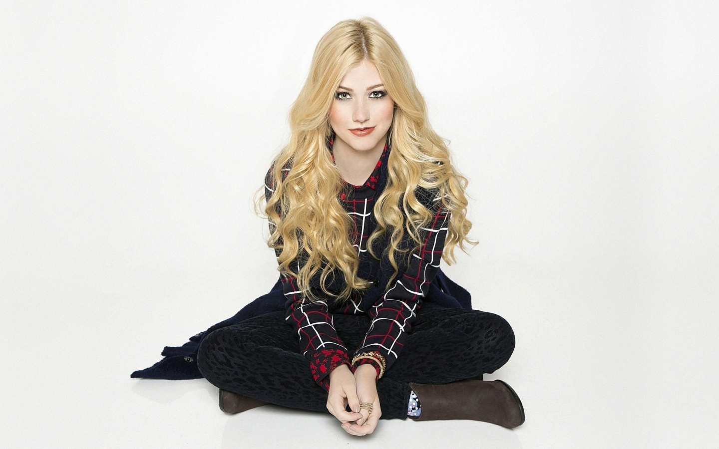 Американская актриса Кэтрин Макнамара на белом фоне