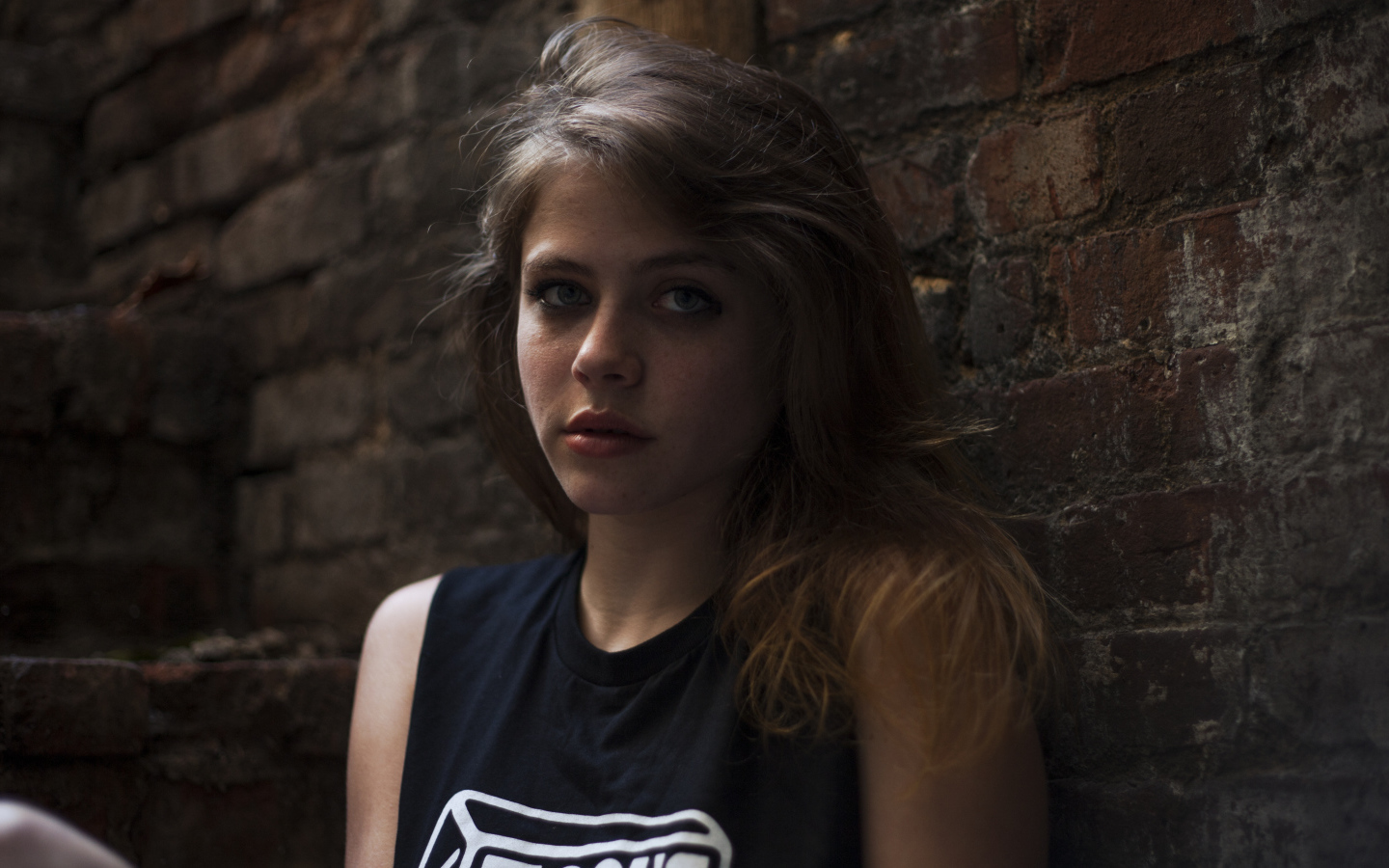 Американская актриса Оливия Луккарди у стены