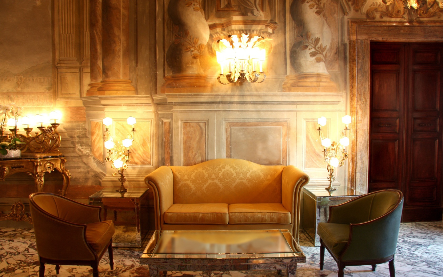 Старинный интерьер комнаты с диваном и креслами