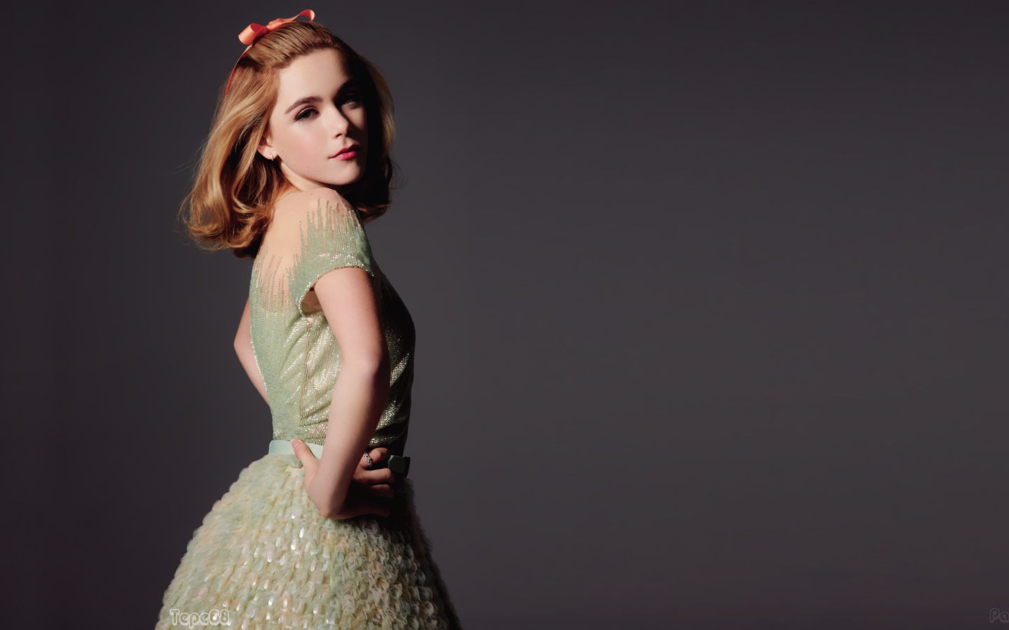 Красивая американская актриса Кирнан Шипка на сером фоне