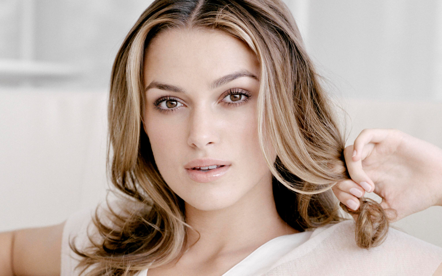 Красивая кареглазая девушка, актриса Кира Найтли