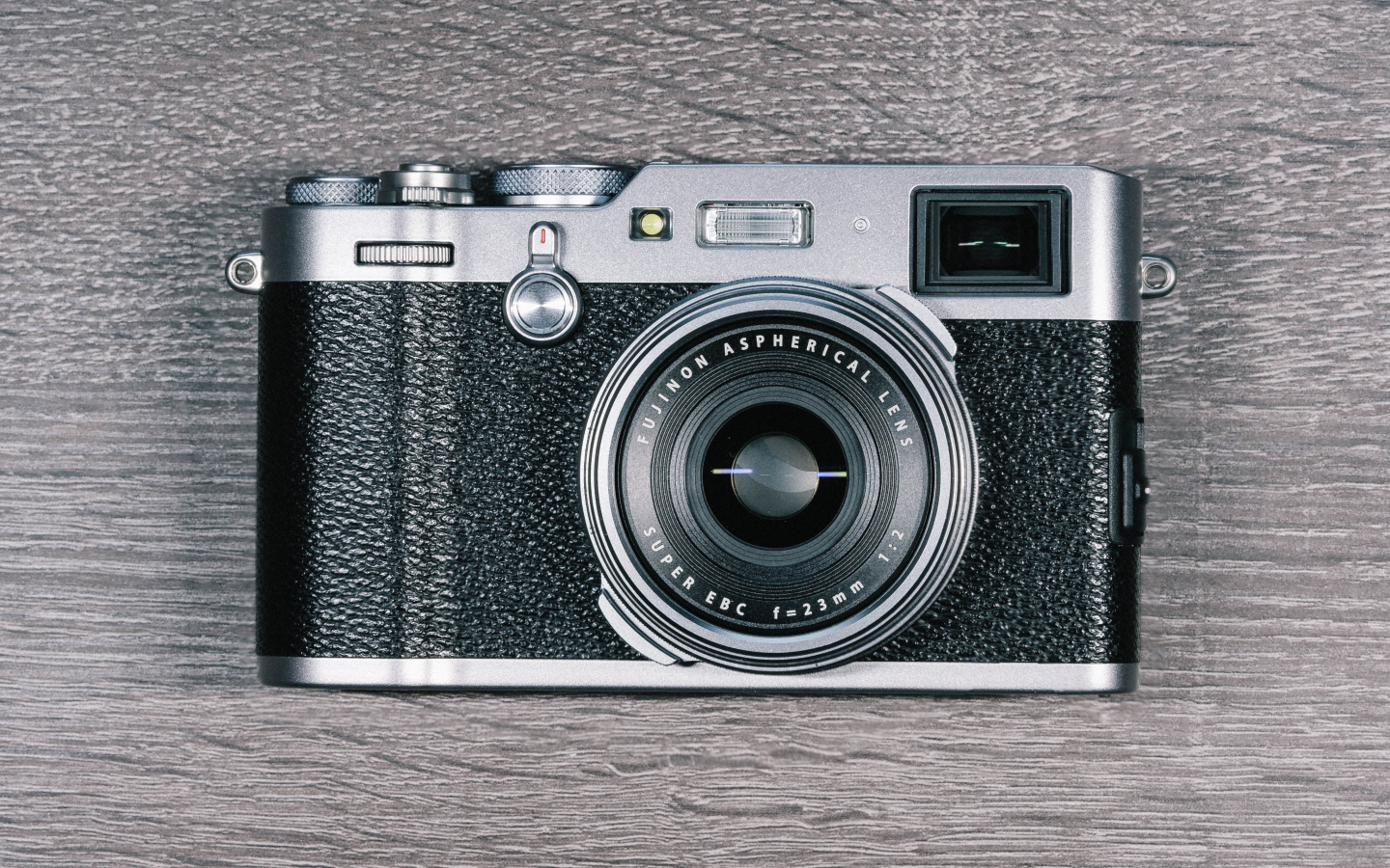 Красивый фотоаппарат Fujifilm X100F на столе