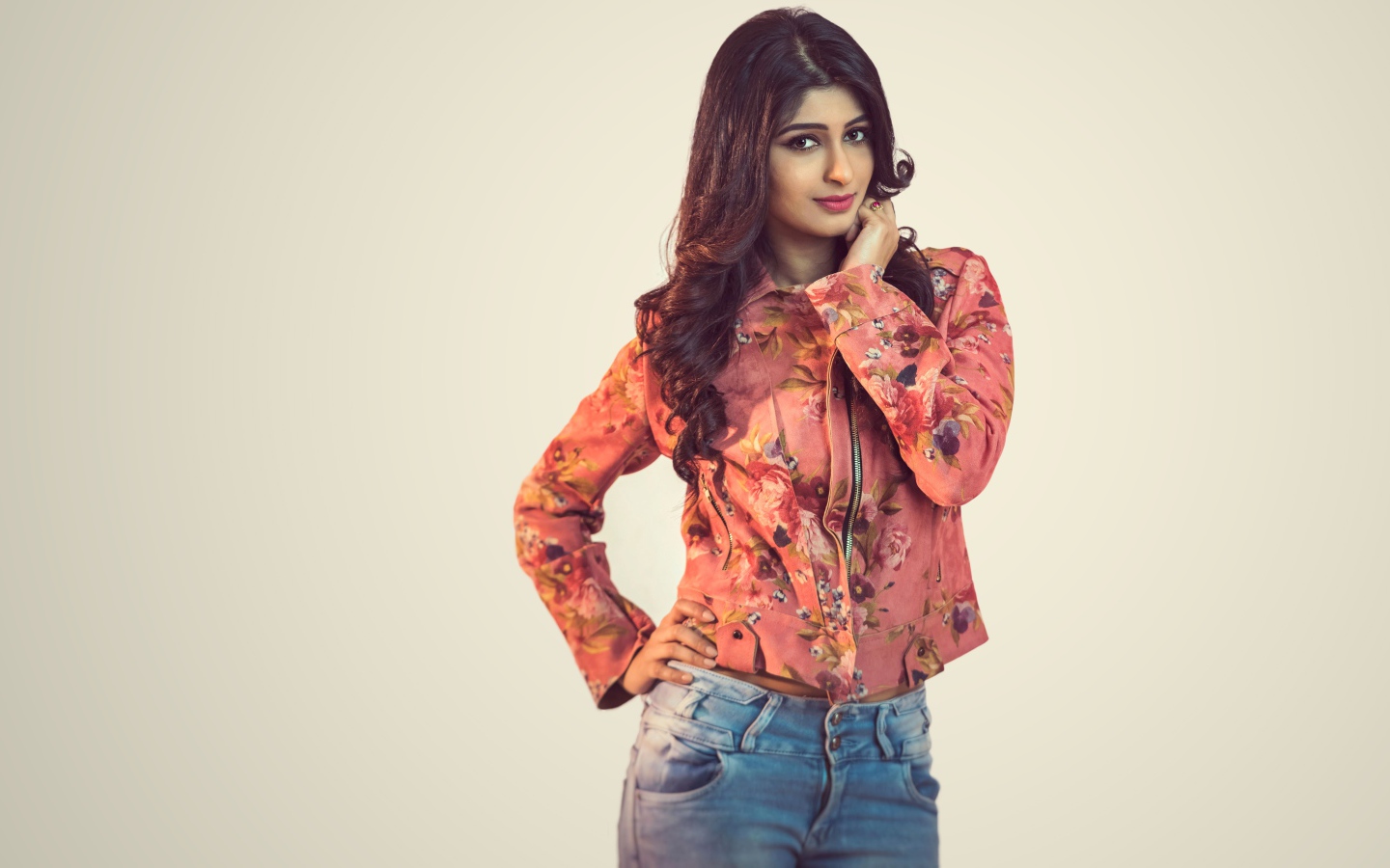 Красивая девушка, индийская актриса Адити Рао Хидари на сером фоне