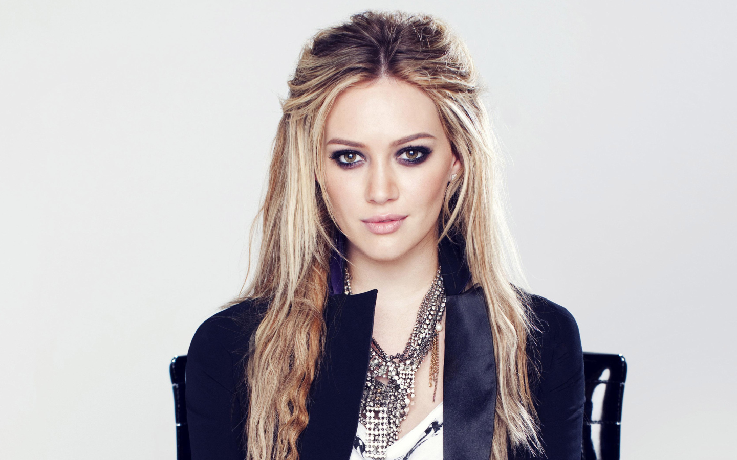 Красивая девушка, актриса Хилари Дафф с длинными волосами