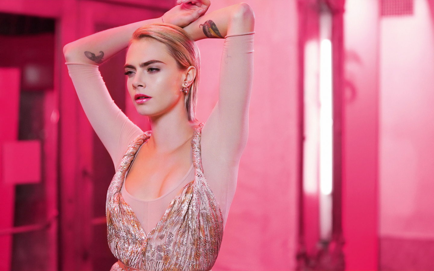 Красивая девушка актриса Кара Делевинь на розовом фоне