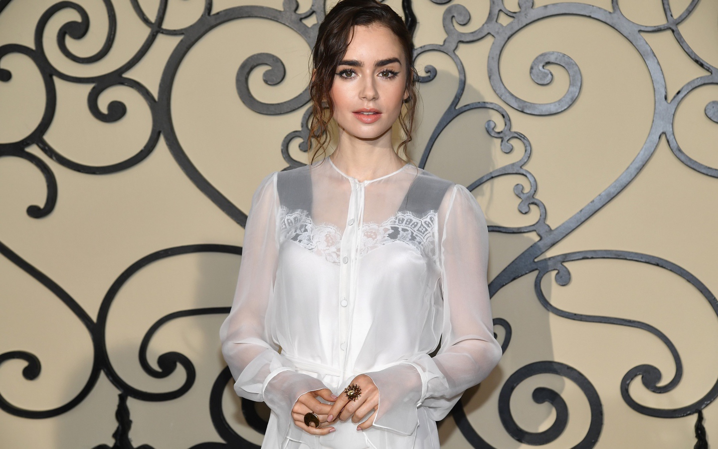 Красивая нежная девушка, актриса Лили Коллинз в белом наряде