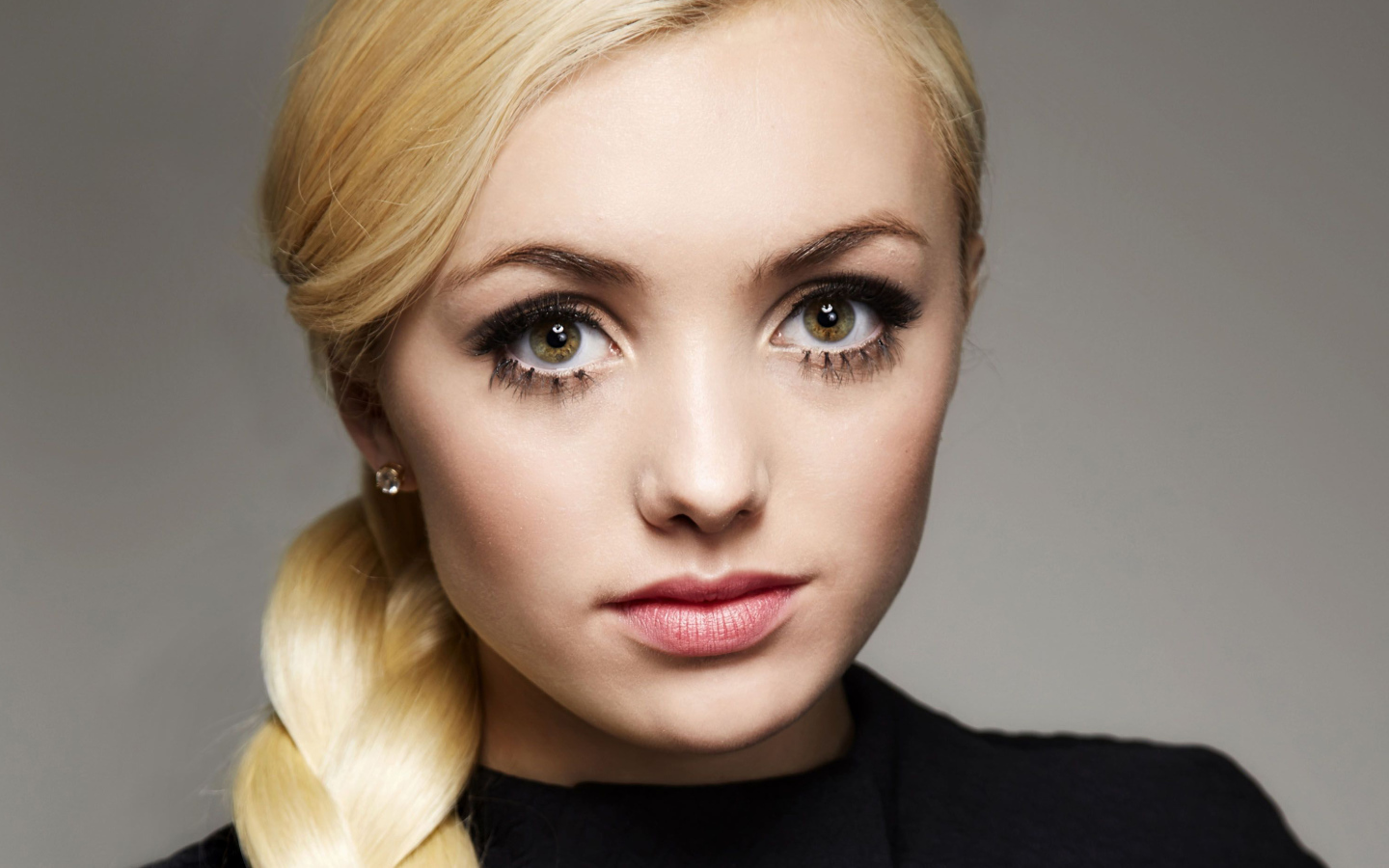 Блондинка с большими глазами, актриса Пейтон Рой Лист лицо крупным планом