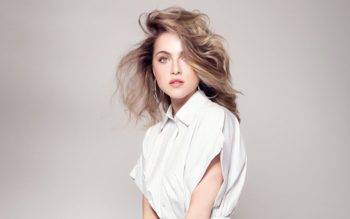 Голубоглазая девушка Энн Уинтерс на сером фоне