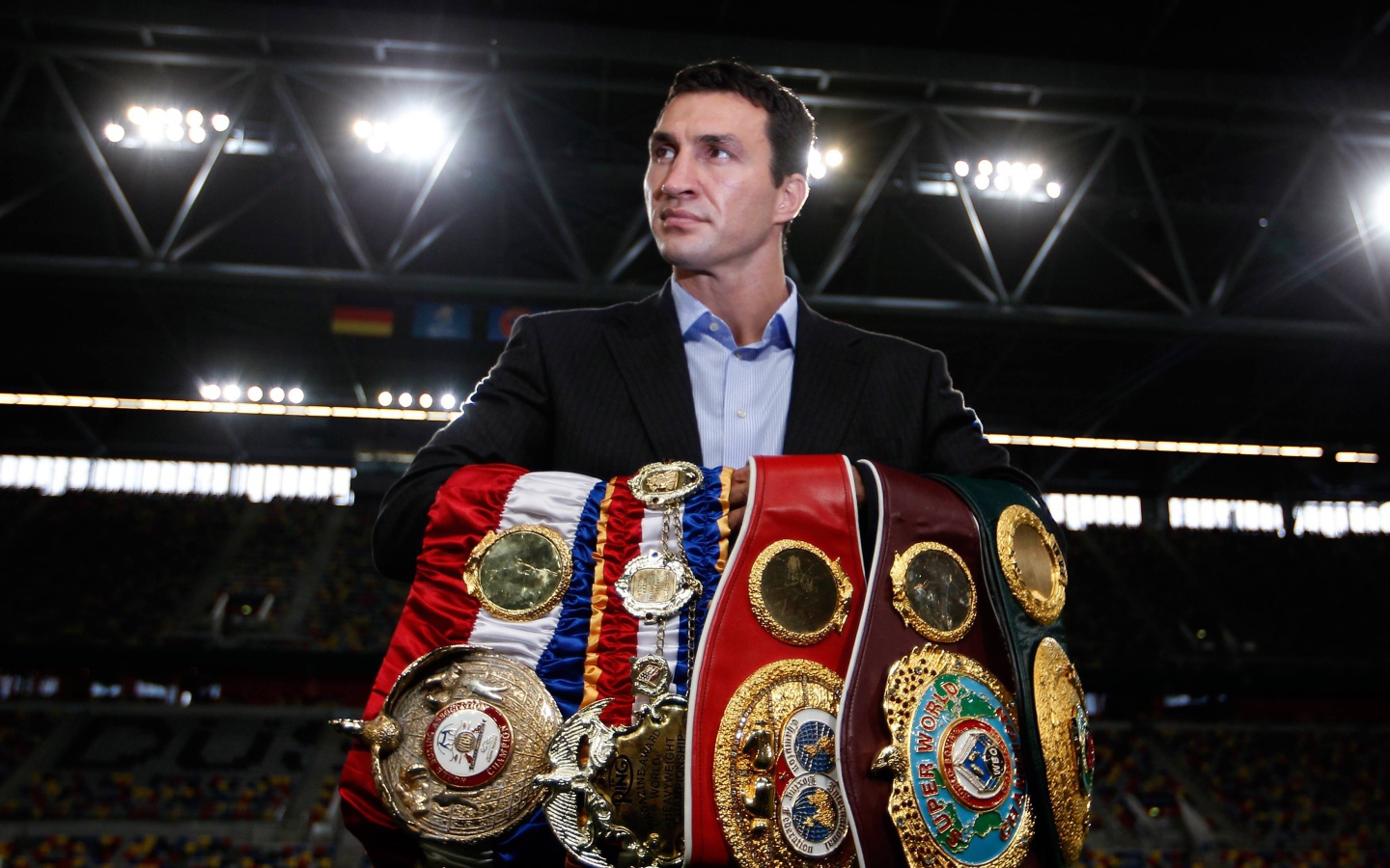 Боксер Владимир Кличко с чемпионскими поясами