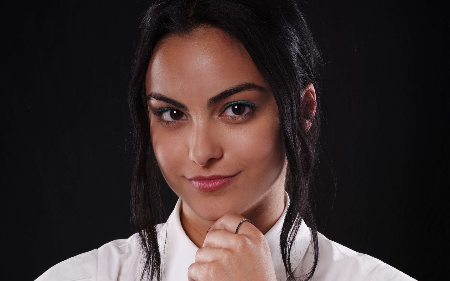 Бразильско - американская актриса Камила Мендес в белой рубашке