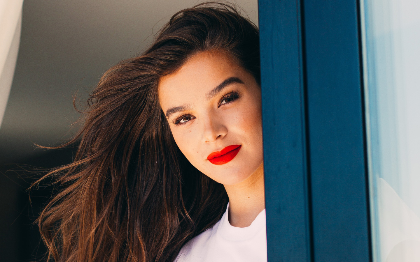 Кареглазая девушка актриса Хейли Стейнфилд с накрашенными губами