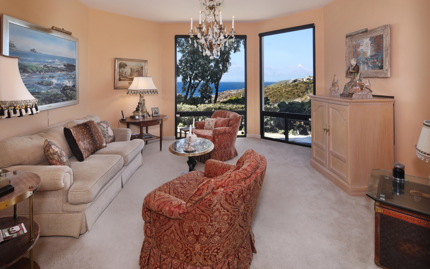 Уютная гостиная с мебелью и большими окнами