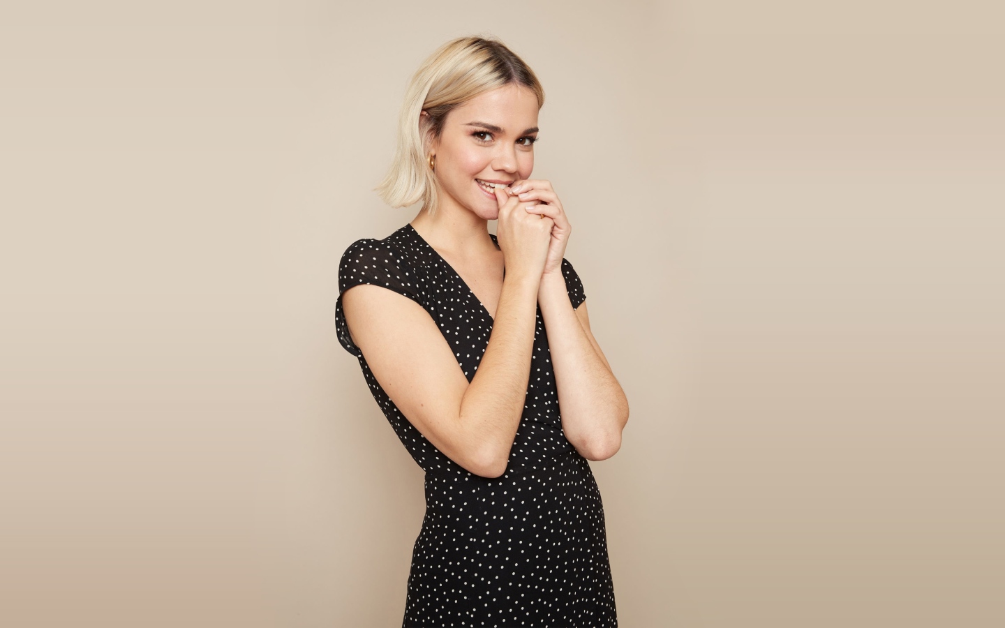 Милая девушка блондинка, актриса Майя Митчелл