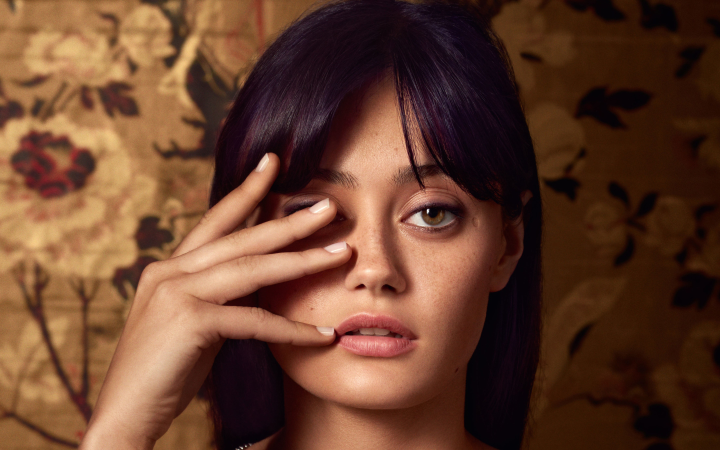 Английская актриса Элла Пернелл с рукой у лица