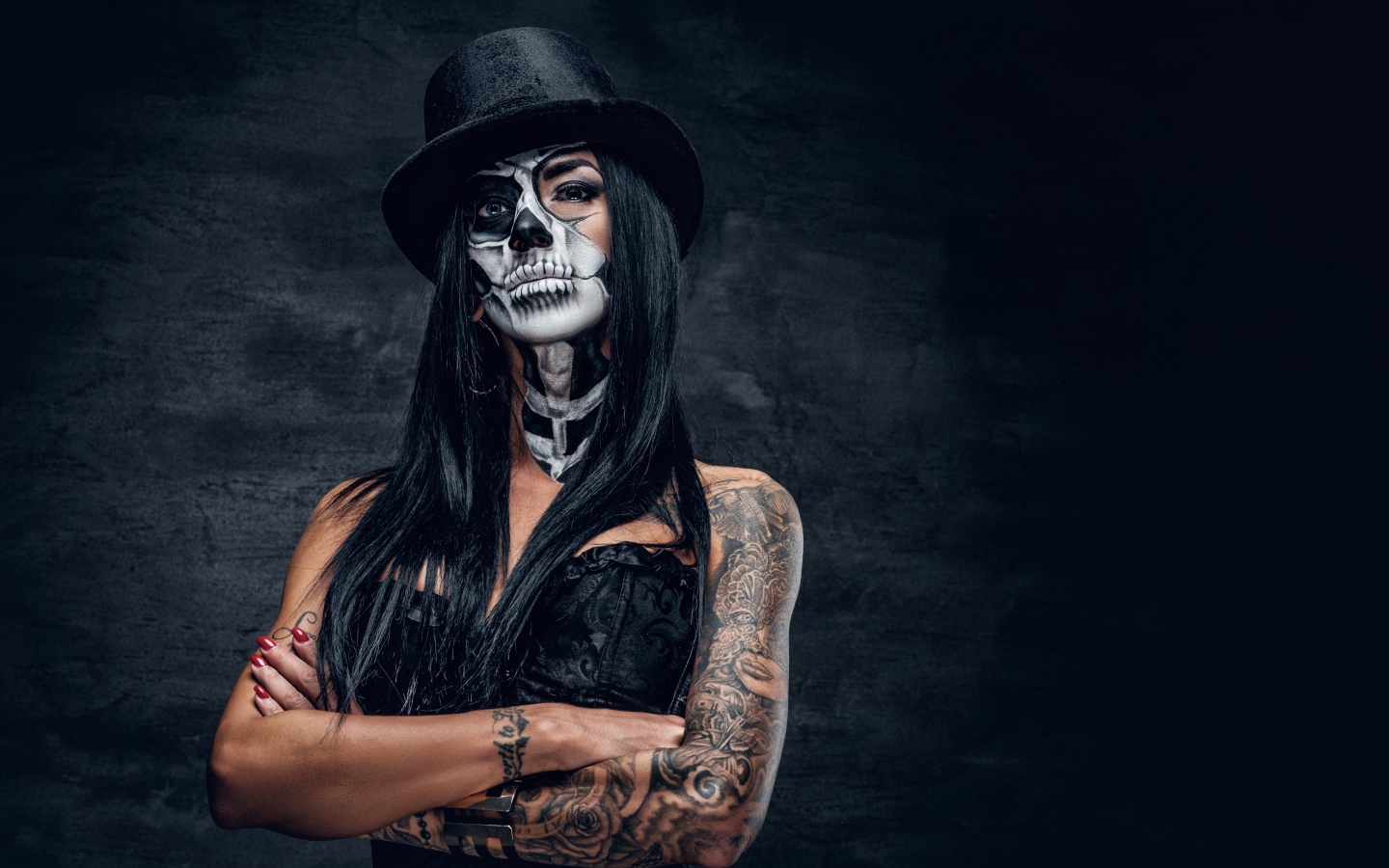 Девушка с гримом на лице с татуировками на руках
