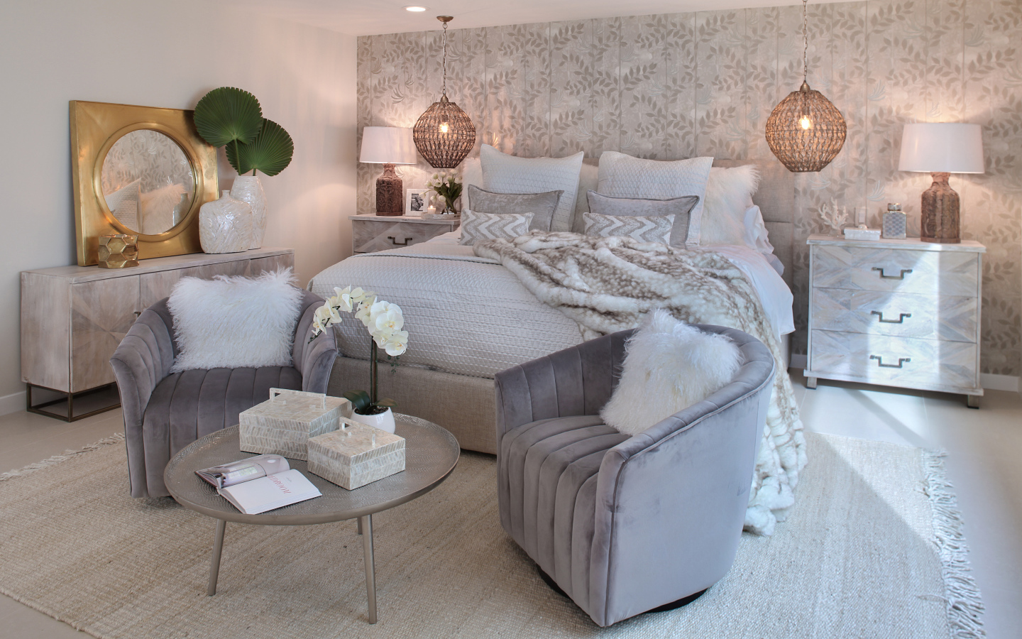 Серая спальня с большой кроватью и креслами