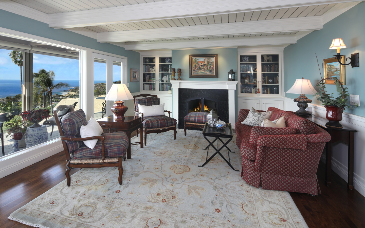 Гостиная комната с большим мягким диваном, креслами и камином 