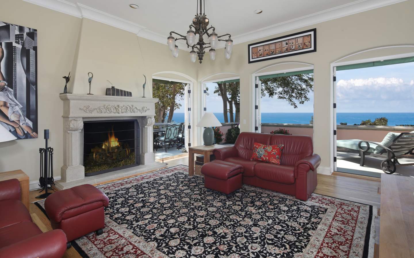 Гостиная с кожаным диваном, большими окнами и камином 